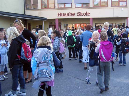 Barn og elever på Husabø skole