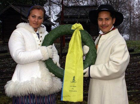 Puss och krans! De båda 19-åringarna André Gatu och Isabelle Jansson blir kransmas respektive kranskulla 2013. Båda i Vasaloppet och André även i TjejVasan. FOTO: Vasaloppet. Puss och krans! De båda 19-åringarna André Gatu och Isabelle Jansson blir kransmas respektive kranskulla 2013. Båda i Vasaloppet och André även i TjejVasan. FOTO: Vasaloppet.