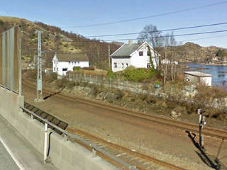 Jernbane og hus