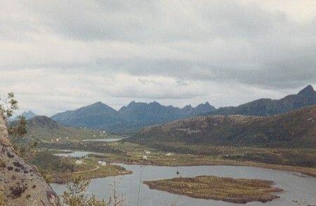 Fra Jørlandssjøen med del av Verhalsen til venstre, Jørlandsdalen i bakgrunnen. Sett fra Elvebakken, ca. 1965. Originalbildet er lånt av Johan Johansen