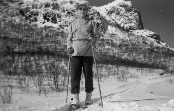 Skitur på Møkland ca. 1950 Originalbildet er lånt av Bergren Johnsen