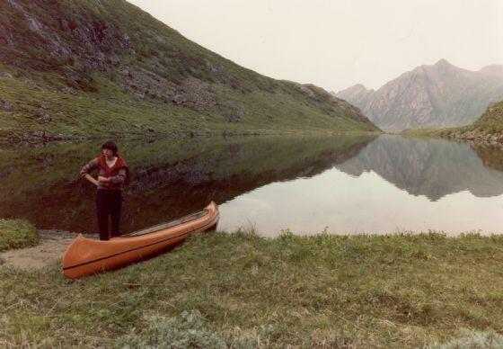 Kanotur i Røshagen ca. 1982 Originalbildet er lånt av Laila Sæther Fotograf: Fred Podulak Sveits, Juni 1980