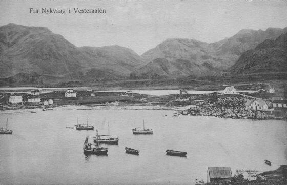 Postkortmotiv fra havna i Nykvågen (årstall mangler) Kortet er lånt av Grethe M. Sedeniussen