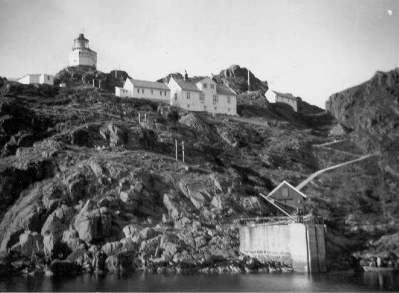 Fyret, bolighuset og litt av havna på Litløy, ca. 1956. Originalbildet er lånt av Gunnar Steinsvik