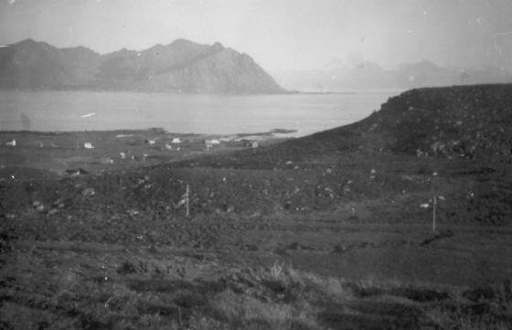 Mårsund med Hadseløya i bakgrunnen ca. 1952 Originalbildet er lånt av Tordis Jakobsen.