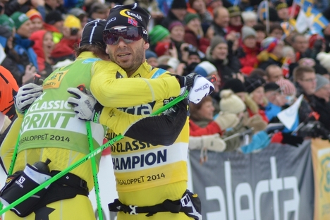 Johan Kjölstad blev tvåa på Vasaloppet 2014 och kramar segraren och teamkompisen Johan Kristian Dahl. Nu meddelar Kjölstad att han lägger skidorna på hyllan. FOTO: Johan Trygg/Längd.se. Johan Kjölstad blev tvåa på Vasaloppet 2014 och kramar segraren och teamkompisen Johan Kristian Dahl. Nu meddelar Kjölstad att han lägger skidorna på hyllan. FOTO: Johan Trygg/Längd.se.