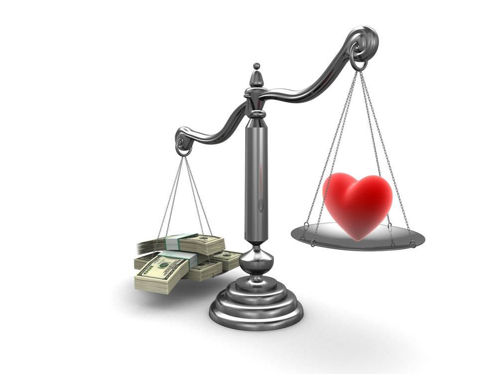 Vektskål med penger vs hjerte