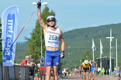 Robin Norum jublar över segern i Idre. Här passerar han mållinjen närmast före Marcus Johansson och Lars Suther. FOTO: Johan Trygg. Robin Norum jublar över segern i Idre. Här passerar han mållinjen närmast före Marcus Johansson och Lars Suther. FOTO: Johan Trygg.