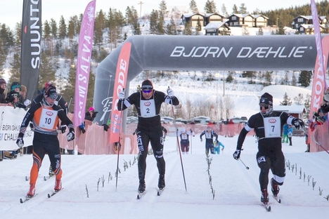 Så här tight var de om segern i Axa Ski Marathon. Fredrik Byström sträcker fram tån före Gustav Eriksson och Jörgen Brink. FOTO: Lars Rönnols. Så här tight var de om segern i Axa Ski Marathon. Fredrik Byström sträcker fram tån före Gustav Eriksson och Jörgen Brink. FOTO: Lars Rönnols.