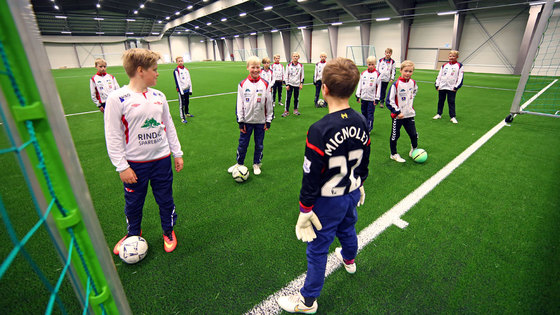 Guttelaget fra Rindal IL gleder seg veldig over ny fotballhall. Foto: Tormod Ellingsen Guttelaget fra Rindal IL gleder seg veldig over ny fotballhall. Foto: Tormod Ellingsen