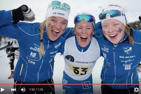 Linn Svahn, Elina Rönnlund och Ida Gustafsson jublar efter guldet i JSM-stafetten. FOTO: Video JSM/SK Bore. Linn Svahn, Elina Rönnlund och Ida Gustafsson jublar efter guldet i JSM-stafetten. FOTO: Video JSM/SK Bore.