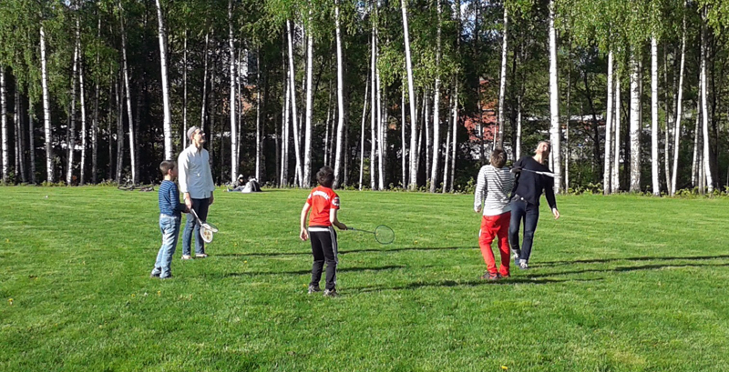 Ungdommer som spiller badminton