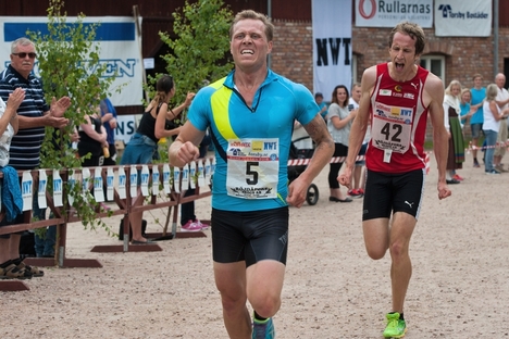 Bill Impola sprang starkt när han tog en tredjeplats i Borejoggen på midsommarafton. Här spurtar han i mål tätt före Andre Rangelind., IF Göta. FOTO: Anki Karlsson. Bill Impola sprang starkt när han tog en tredjeplats i Borejoggen på midsommarafton. Här spurtar han i mål tätt före Andre Rangelind., IF Göta. FOTO: Anki Karlsson.