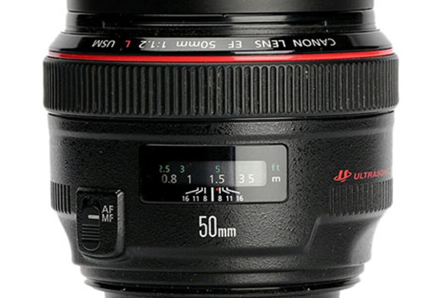 Canons mest lyssterke 50 mm EF 50mm f/1.2L USM er et lett og moderne normalobjektiv for ekstrem lysstyrke for sylskarp selektiv fokus og vakre uskarphetsområder.
