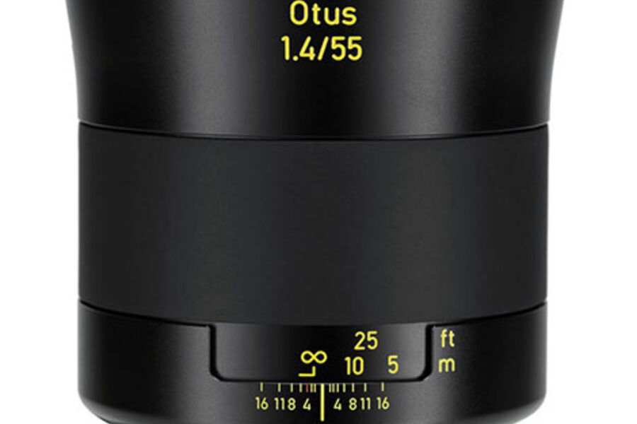 Zeiss Otus 55mm f/1.4 er tydelig laget av ingeniører og ikke av markedsførere. Her får du et ekstremt stort og tungt (ca. 1 kg) normalobjektiv med manuell fokus og en prislapp som en middels månedslønn. Skarphet og optisk korrigering er blant de aller, aller beste.