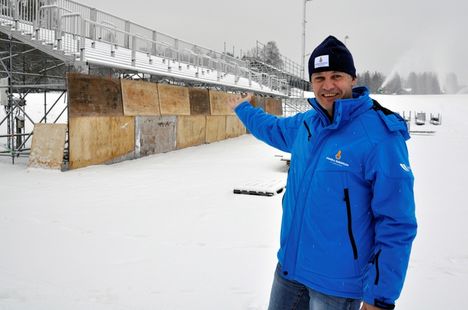 Jimmy Birklin, som leder arbetet med Svenska Skidspelen, framför de läktare som redan nu byggs till skidfesten i januari. Notera att skivornas överdel visar den nivå det blir på snön. FOTO: Svenska Skidspelen. Jimmy Birklin, som leder arbetet med Svenska Skidspelen, framför de läktare som redan nu byggs till skidfesten i januari. Notera att skivornas överdel visar den nivå det blir på snön. FOTO: Svenska Skidspelen.