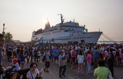 Anping, Taiwan :: Visitors waiting to come onboard Logos Hope on GBA Ships busiest day, welcoming 28,931 in one day.