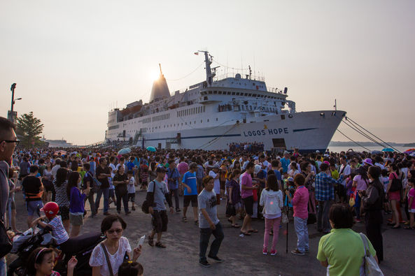 Anping, Taiwan :: Visitors waiting to come onboard Logos Hope on GBA Ships busiest day, welcoming 28,931 in one day.