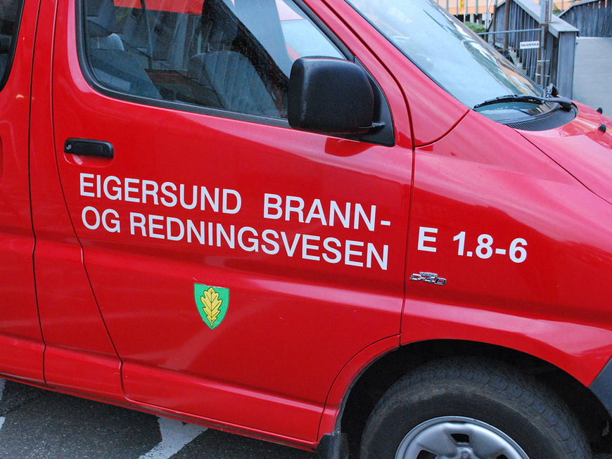 Bil med skilt for Egersund brann og redning