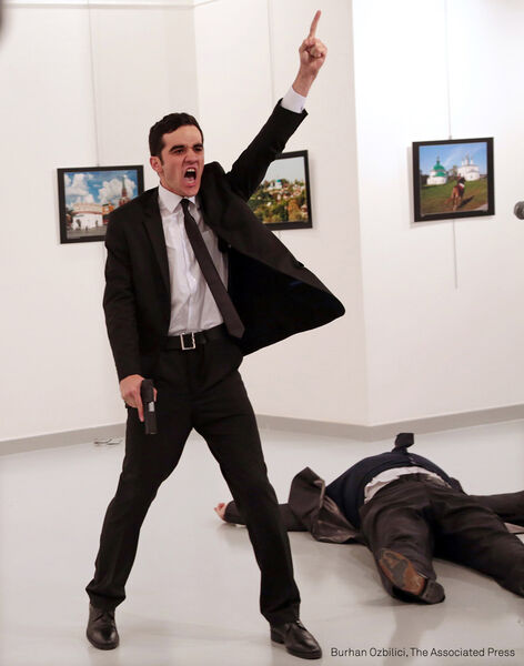 Tyrkiske Burhan Ozbilici vant hovedpremien under World Press Photo 2017 med sitt sterke bilde av attentatmannen Mevlüt Mert Altıntaş som roper etter å ha skutt den russiske ambassadøren Andrey Karlov i et kunstgalleri i Ankara 19. desember 2016. © Burhan Ozbilici, The Associated Press.
