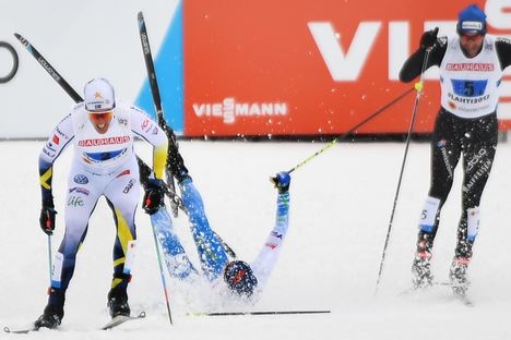 Calle Halfvarsson och schweizaren Curdin Perl före Finlands Matti Heikkinen som ramlade på upploppet. FOTO: Carl Sandin/Bildbyrån. Calle Halfvarsson och schweizaren Curdin Perl före Finlands Matti Heikkinen som ramlade på upploppet. FOTO: Carl Sandin/Bildbyrån.