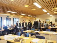 Folk ankommer salen