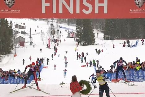 Britta Johansson Norgren får segerkransen i Årefjällsloppet precis före Katerina Smutna och Kari Vikhagen Gjeitnes. FOTO: Från SVT:s sändning. Britta Johansson Norgren får segerkransen i Årefjällsloppet precis före Katerina Smutna och Kari Vikhagen Gjeitnes. FOTO: Från SVT:s sändning.