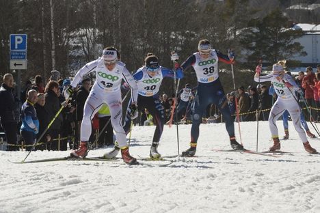 Charlotte Kalla har här skapat ett tåg med tvåan Ebba Andersson, trean Ida Ingemarsdotter och sjuan Lisa Vinsa närmast bakom. FOTO: Arrangören. Charlotte Kalla har här skapat ett tåg med tvåan Ebba Andersson, trean Ida Ingemarsdotter och sjuan Lisa Vinsa närmast bakom. FOTO: Arrangören.
