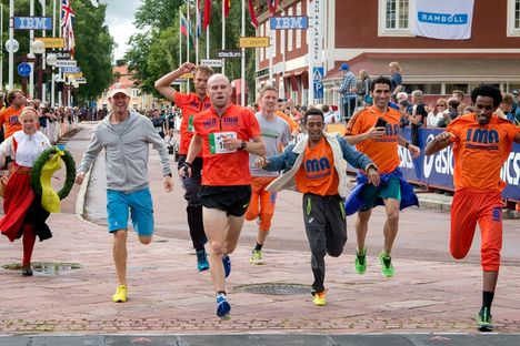 Olle Walleräng för IMA till seger i Vasastafetten för sjunde året i rad. Där bakom skymtar juniorlanslagsmannen på skidor Eric Rosjö som sprang slutsträckan i laget Sir B & Trimtex 40 år. FOTO: Vasaloppet/Ulf Palm. Olle Walleräng för IMA till seger i Vasastafetten för sjunde året i rad. Där bakom skymtar juniorlanslagsmannen på skidor Eric Rosjö som sprang slutsträckan i laget Sir B & Trimtex 40 år. FOTO: Vasaloppet/Ulf Palm.