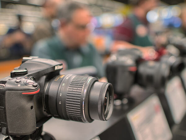  p  Kompaktkameraer går fortsatt ned, speilreflekssalget er stabilt, mens salget av speilløse kameraer økte hele 143 %.</p>