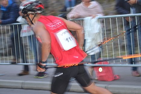 Dansk speed! Mads Berthelsen från Fjordens Skiklubb i Danmark var en av många snabba åkare under Alliansloppets Sting Hill Race på fredagskvällen i Trollhättan. Mads slutade som tionde man i juniorklassen. FOTO: Johan Trygg/Längd.se Dansk speed! Mads Berthelsen från Fjordens Skiklubb i Danmark var en av många snabba åkare under Alliansloppets Sting Hill Race på fredagskvällen i Trollhättan. Mads slutade som tionde man i juniorklassen. FOTO: Johan Trygg/Längd.se
