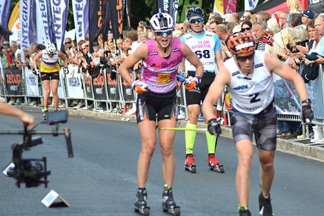 Maja Dahlqvist jublar på mållinjen men tvåan Maria Nordström skymtande i bakgrunden. FOTO: Johan Trygg/Längd.se. Maja Dahlqvist jublar på mållinjen men tvåan Maria Nordström skymtande i bakgrunden. FOTO: Johan Trygg/Längd.se.