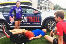Jens Eriksson använder Z-Roller direkt efter ett träningspass under överinseende av lagkompisarna i Team Tynell: Laila Kveli och Rikard Tynell. FOTO: Signsupply Sport. Jens Eriksson använder Z-Roller direkt efter ett träningspass under överinseende av lagkompisarna i Team Tynell: Laila Kveli och Rikard Tynell. FOTO: Signsupply Sport.