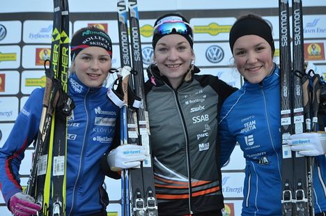 I december drar det det svenska cuotävlandet igång. Tre åkare vi lär få se högt upp i resultatlistorna är Sollefteås Frida Karlsson, Falun Borlänges Moa Olsson och IFK Umeås Moa Lundgren. FOTO: Johan Trygg/Längd.se. I december drar det det svenska cuotävlandet igång. Tre åkare vi lär få se högt upp i resultatlistorna är Sollefteås Frida Karlsson, Falun Borlänges Moa Olsson och IFK Umeås Moa Lundgren. FOTO: Johan Trygg/Längd.se.