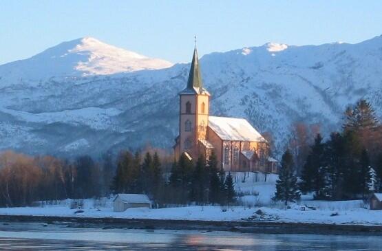 Vinterbilde av Røsvik kirke