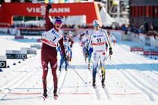 Alexander Bolshunov jublar sedan han spurtat förbi Calle Halfvarsson på upploppet i Falun. FOTO: Simon Hastegård/Bildbyrån. Alexander Bolshunov jublar sedan han spurtat förbi Calle Halfvarsson på upploppet i Falun. FOTO: Simon Hastegård/Bildbyrån.
