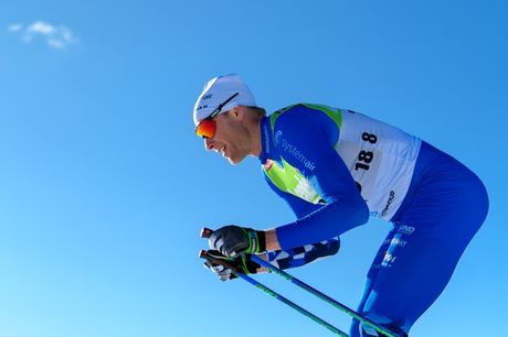 Daniel Rickardsson matchade himlen fint med sin Hudiksvallsdräkt på väg mot SM-guldet på femmilen. FOTO: Carl Sandin/Bildbyrån. Daniel Rickardsson matchade himlen fint med sin Hudiksvallsdräkt på väg mot SM-guldet på femmilen. FOTO: Carl Sandin/Bildbyrån.