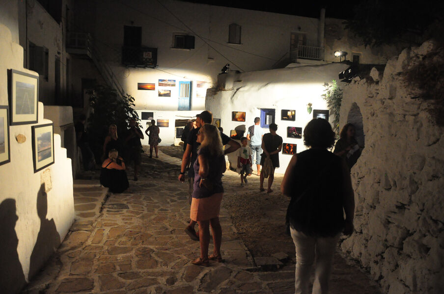 Fotografiene henger ute under den varme middelhavshimmelen på Antiparos International Photo Festival. Hver natt i festivaluken tas bildene ned og henges opp igjen neste kveld.