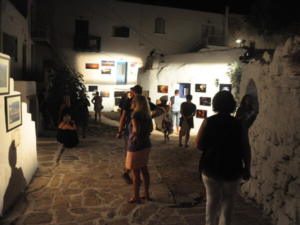 Fotografiene henger ute under den varme middelhavshimmelen på Antiparos International Photo Festival. Hver natt i festivaluken tas bildene ned og henges opp igjen neste kveld.