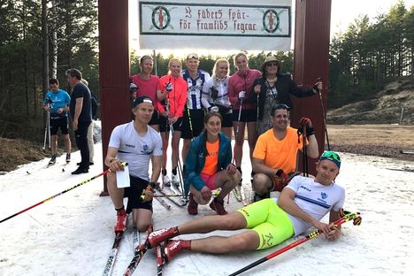 Elever lärare från Mora skidgym på plats i Vasaloppsspåret på tisdagskvällen. I vit jacka i bakre raden ser vi segrande Sofia Berglund som åkte i jämnast fart. Liggande Alexander Karlsson som var snabbast i spåret. FOTO: Tomas Bredberg. Elever lärare från Mora skidgym på plats i Vasaloppsspåret på tisdagskvällen. I vit jacka i bakre raden ser vi segrande Sofia Berglund som åkte i jämnast fart. Liggande Alexander Karlsson som var snabbast i spåret. FOTO: Tomas Bredberg.