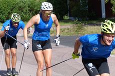 Stina Nilsson fortsätter i IFK Mora SK:s färger. Här kör Stina rullskidintervaller i Mora-Nisses hemby Östnor och matchas av Johan Herbert och Tim Magnusson. FOTO: IFK Mora SK. Stina Nilsson fortsätter i IFK Mora SK:s färger. Här kör Stina rullskidintervaller i Mora-Nisses hemby Östnor och matchas av Johan Herbert och Tim Magnusson. FOTO: IFK Mora SK.