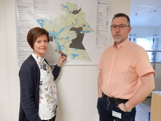 Byggesaksbehandler Line Hansen og kommunalsjef Kurt Hjelvik ønsker sin nye kollega velkommen