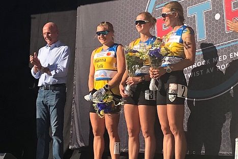 Topp tre i damklassen på Inge Bråten Memorial: Hanna Falk, Maja Dahlqvist och Linn Sömskar. Till vänster prisutdelaren Sven-Göran Svennis Eriksson. FOTO: Tomas Bredberg. Topp tre i damklassen på Inge Bråten Memorial: Hanna Falk, Maja Dahlqvist och Linn Sömskar. Till vänster prisutdelaren Sven-Göran Svennis Eriksson. FOTO: Tomas Bredberg.