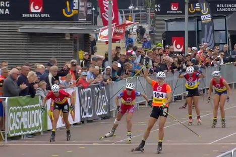 Linn Sömskar före Moa Hansson och Maria Nordström vid SM-sprinten på rullskidor i Helsingborg. FOTO: Från SVT:s sändning. Linn Sömskar före Moa Hansson och Maria Nordström vid SM-sprinten på rullskidor i Helsingborg. FOTO: Från SVT:s sändning.
