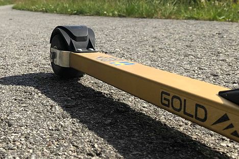 Gold Ski rullskidor från NQ Sport tillverkas i Norge men har svensktillverkade hjul. Längd.se har testat skidan under sommaren. FOTO: NQ Sport. Gold Ski rullskidor från NQ Sport tillverkas i Norge men har svensktillverkade hjul. Längd.se har testat skidan under sommaren. FOTO: NQ Sport.