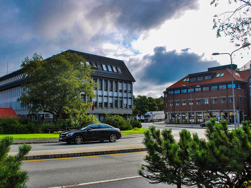 Rådhuset i Egersund med teknisk avdeling i bakgrunnen