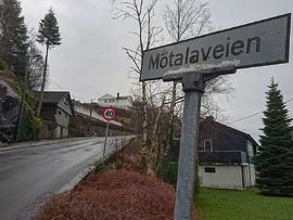 Skilt nederst i Motalaveien