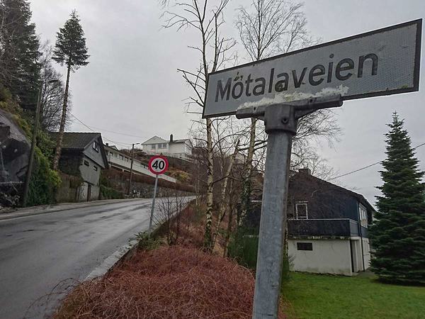 Skilt nederst i Motalaveien