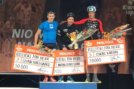 Topp tre på Klarälvsloppet fick ett bra tillskott i kassan: Fr.v tvåan Stina Hoelgaard, ettan Anton Karlsson och trean Oskar Kardin. FOTO: Klarälvsloppet. Topp tre på Klarälvsloppet fick ett bra tillskott i kassan: Fr.v tvåan Stina Hoelgaard, ettan Anton Karlsson och trean Oskar Kardin. FOTO: Klarälvsloppet.