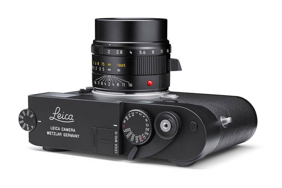Leica M10-D har analog søker, men ingen skjerm. Der skjermen pleier å være, har du eksponeringskompensasjonen.